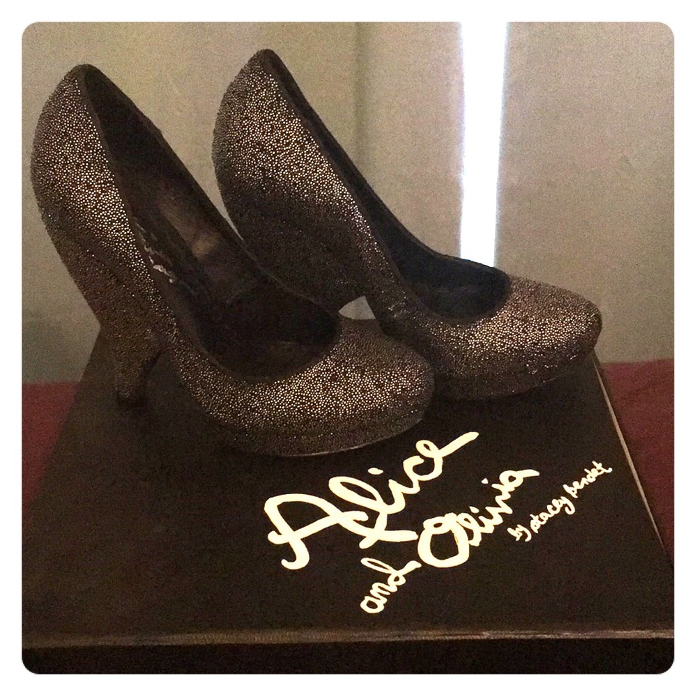 Brand new Alice and Olivia Robyn Caviar bead heel